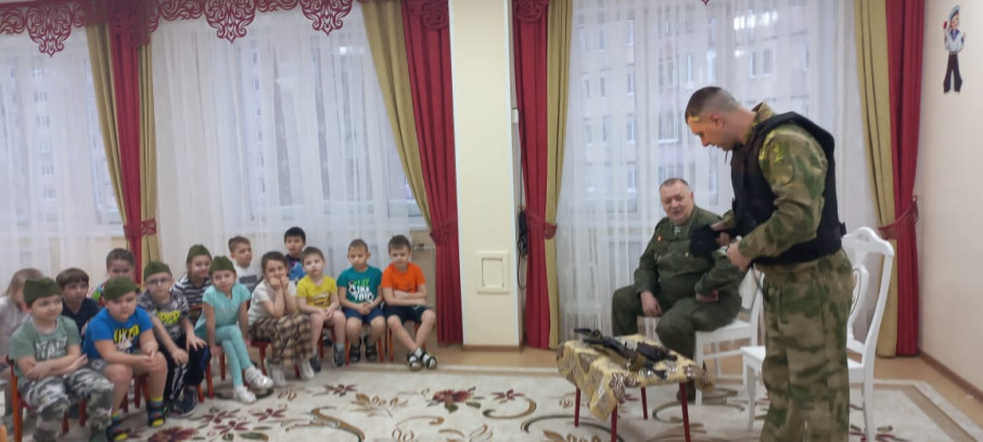 Участники СВО показывают детям бронежилет Участники СВО показывают детям бронежилет.
